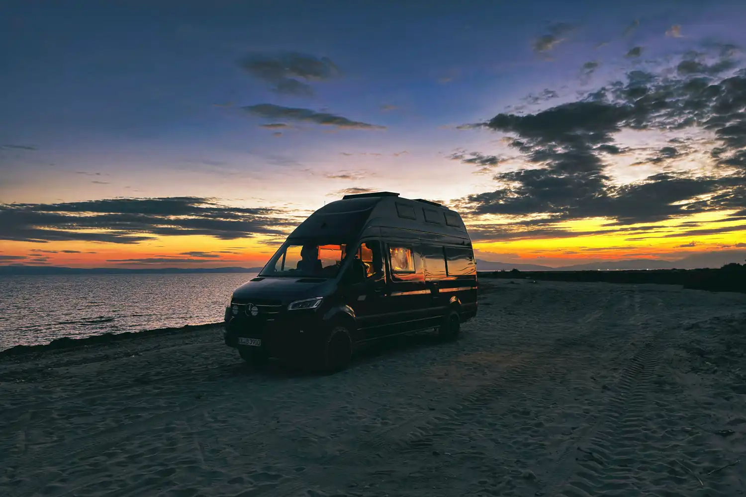 CS Rondo XL am Strand bei Sonnenuntergang mit ruhigem Wasser im Hintergrund.